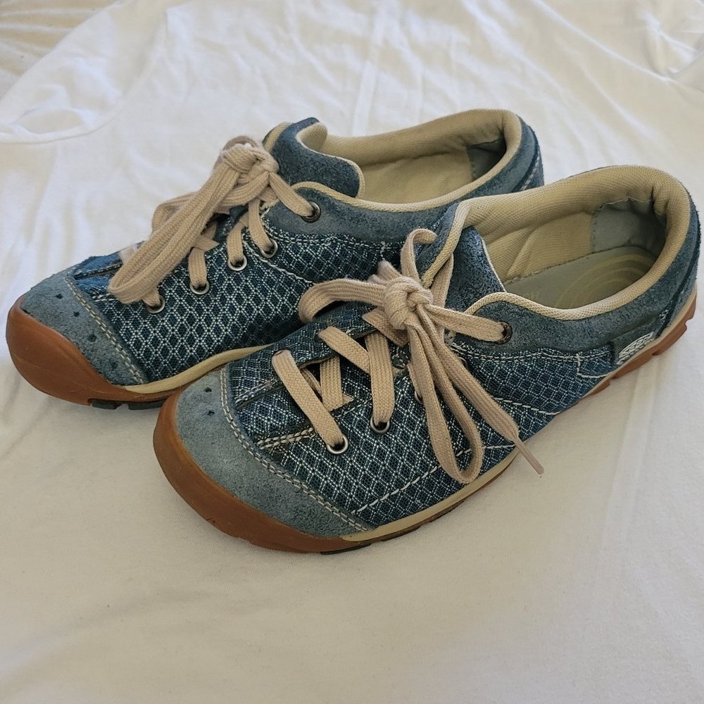 Womens Keen tennis shoes cnx Contour arch